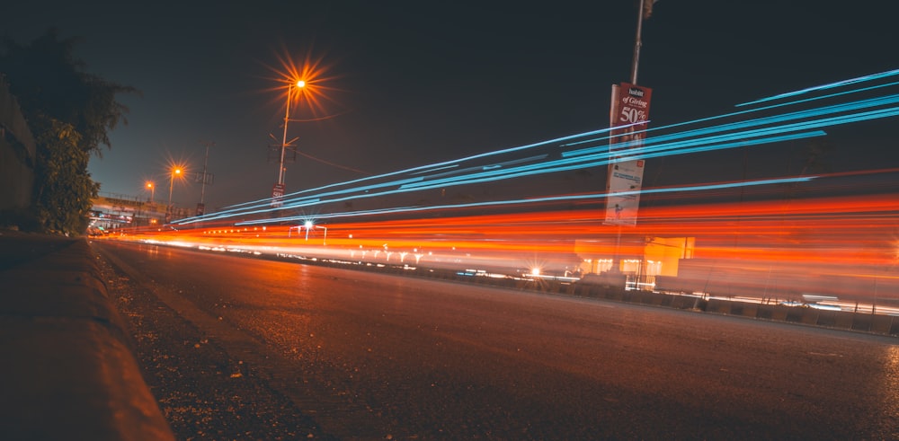 Una foto borrosa de una calle de la ciudad por la noche