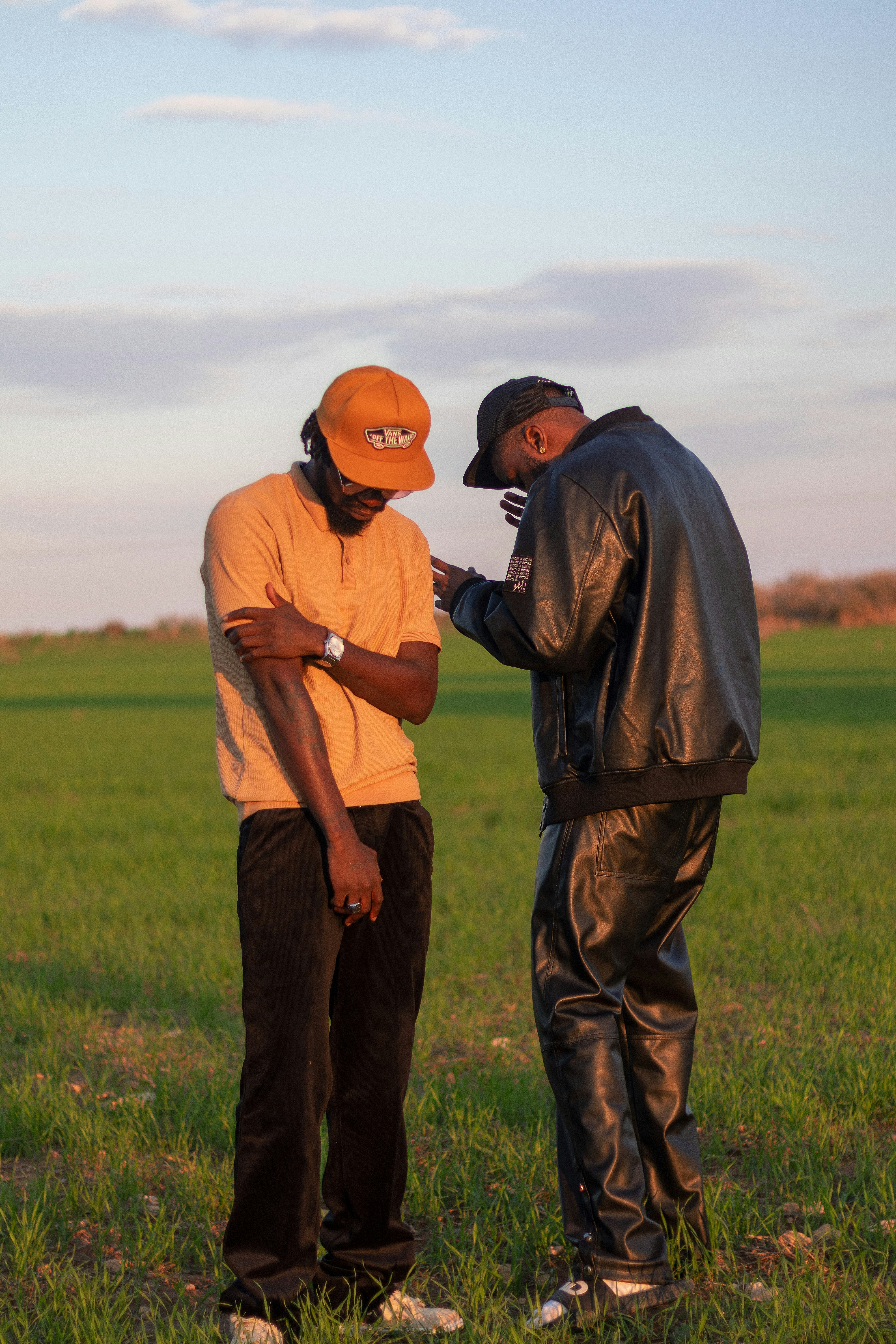 野原で隣り合って立っている二人の男
