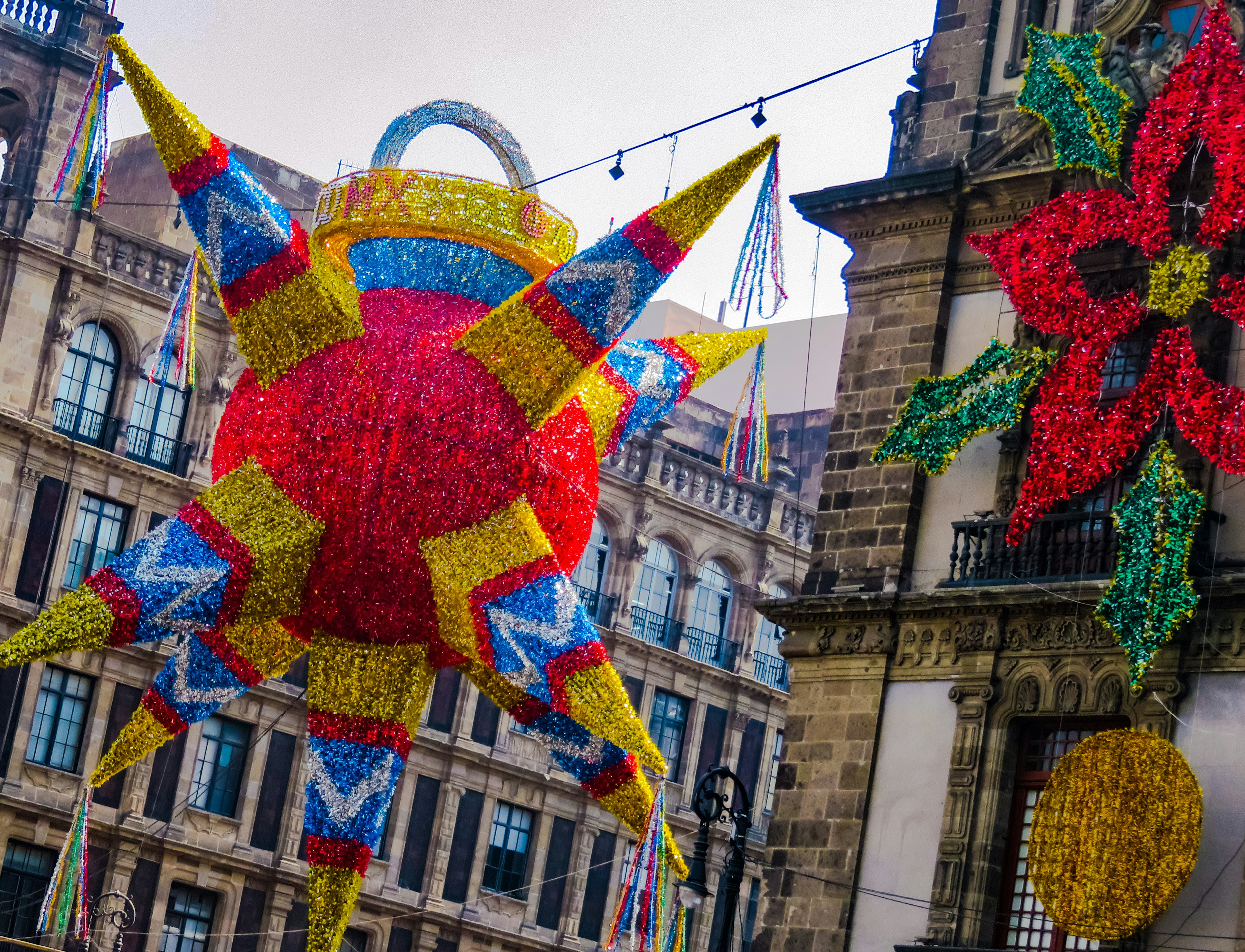 El engrudo: El secreto para piñatas de papel maché resistentes