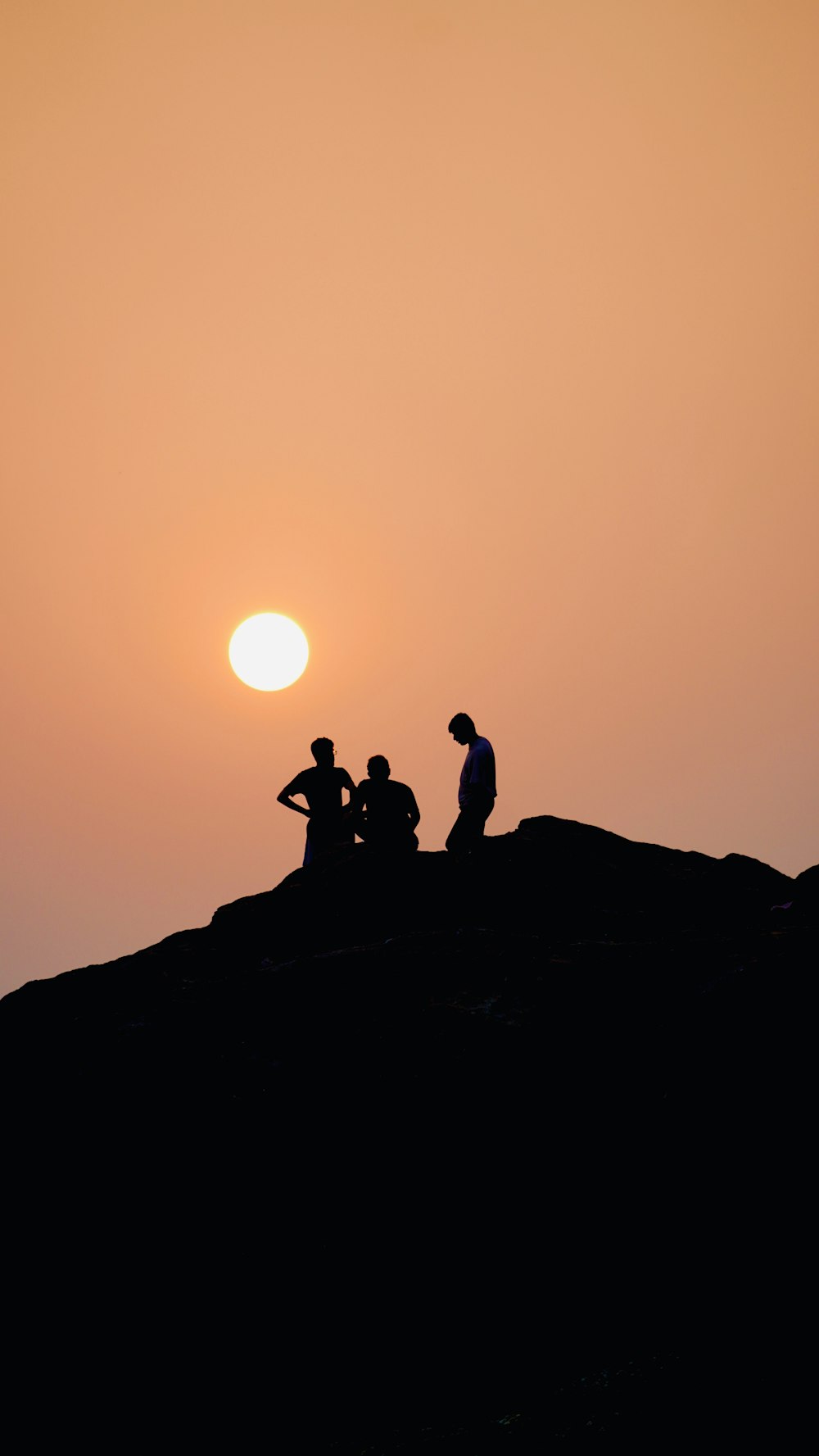 Un grupo de personas sentadas en la cima de una colina