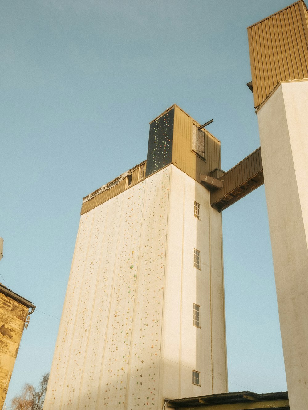 un edificio blanco alto con un fondo de cielo