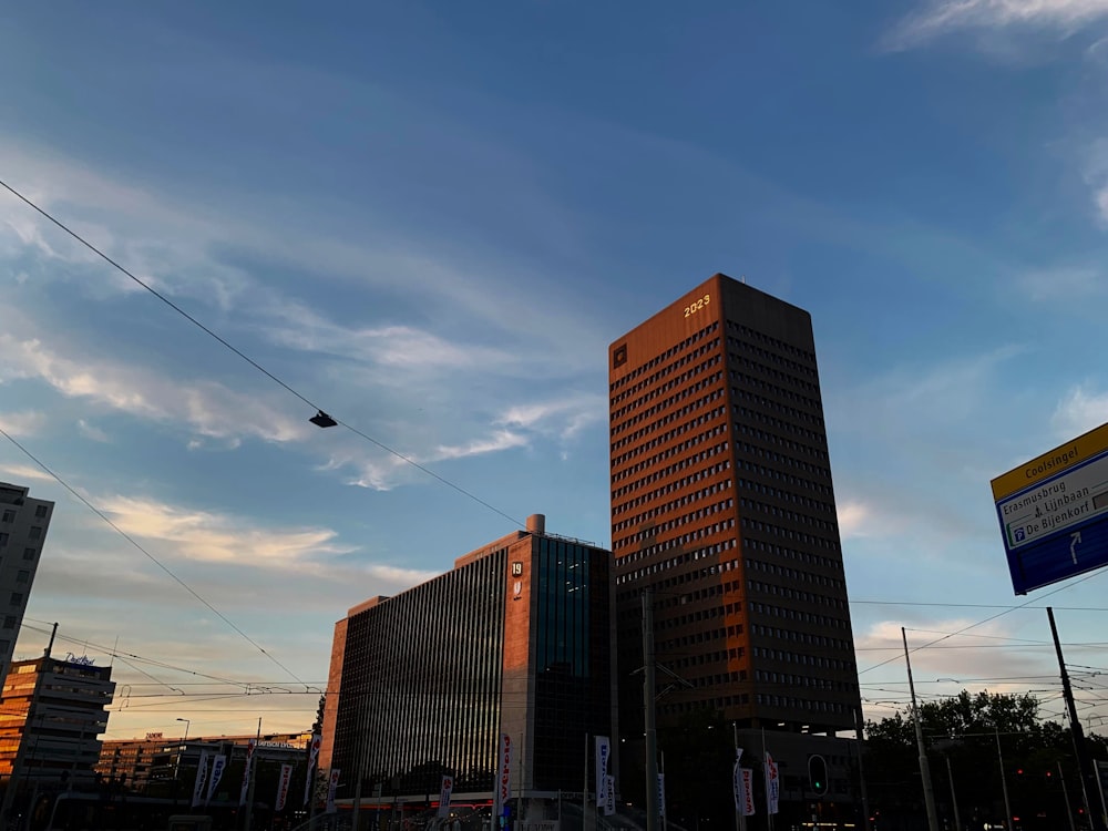 Un edificio alto sentado junto a un semáforo