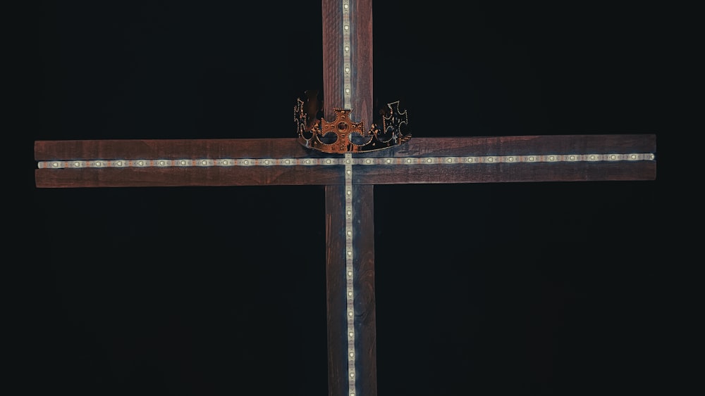 a wooden cross with a crown on top of it