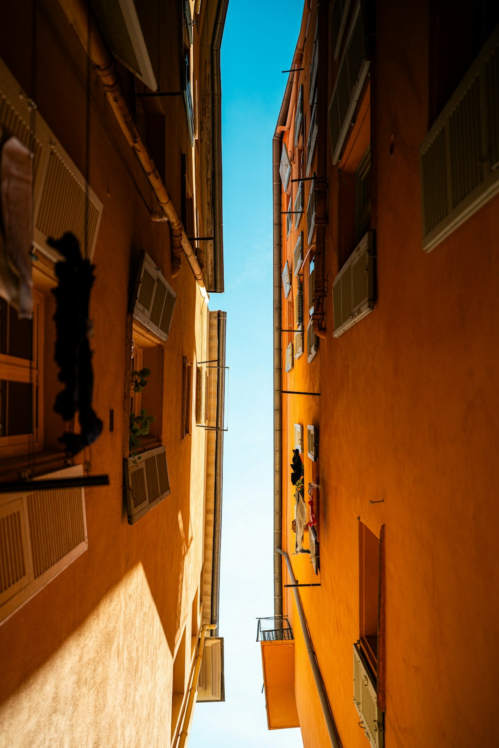 a narrow alleyway between two buildings in a city