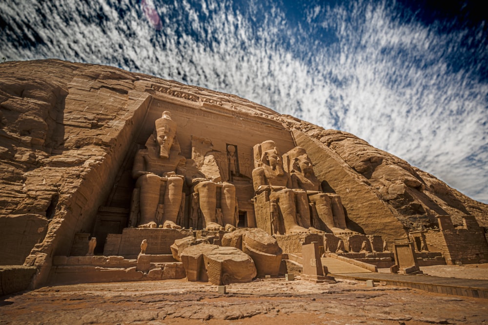 an image of an ancient building in the desert