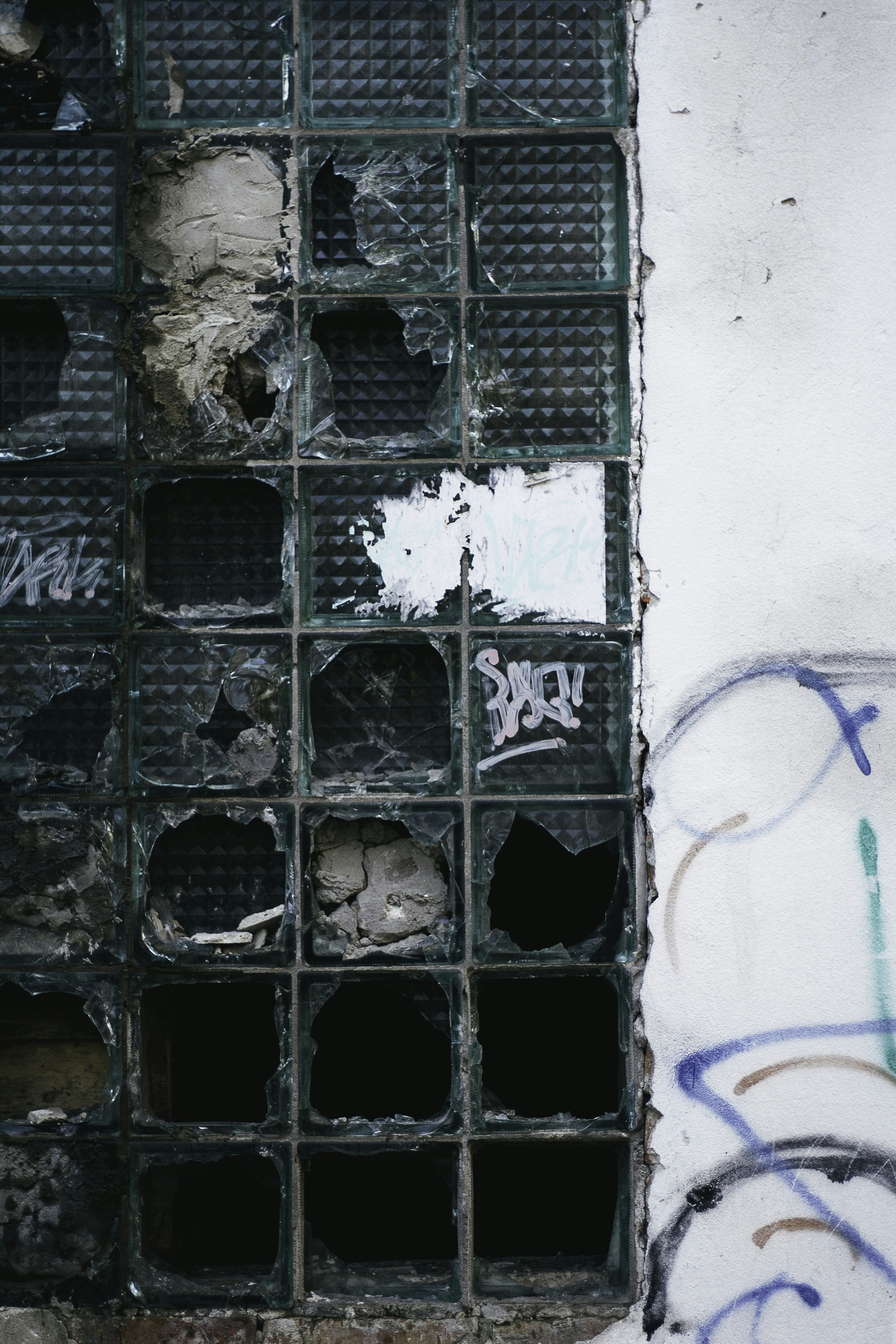 un muro che ha dei graffiti su di esso