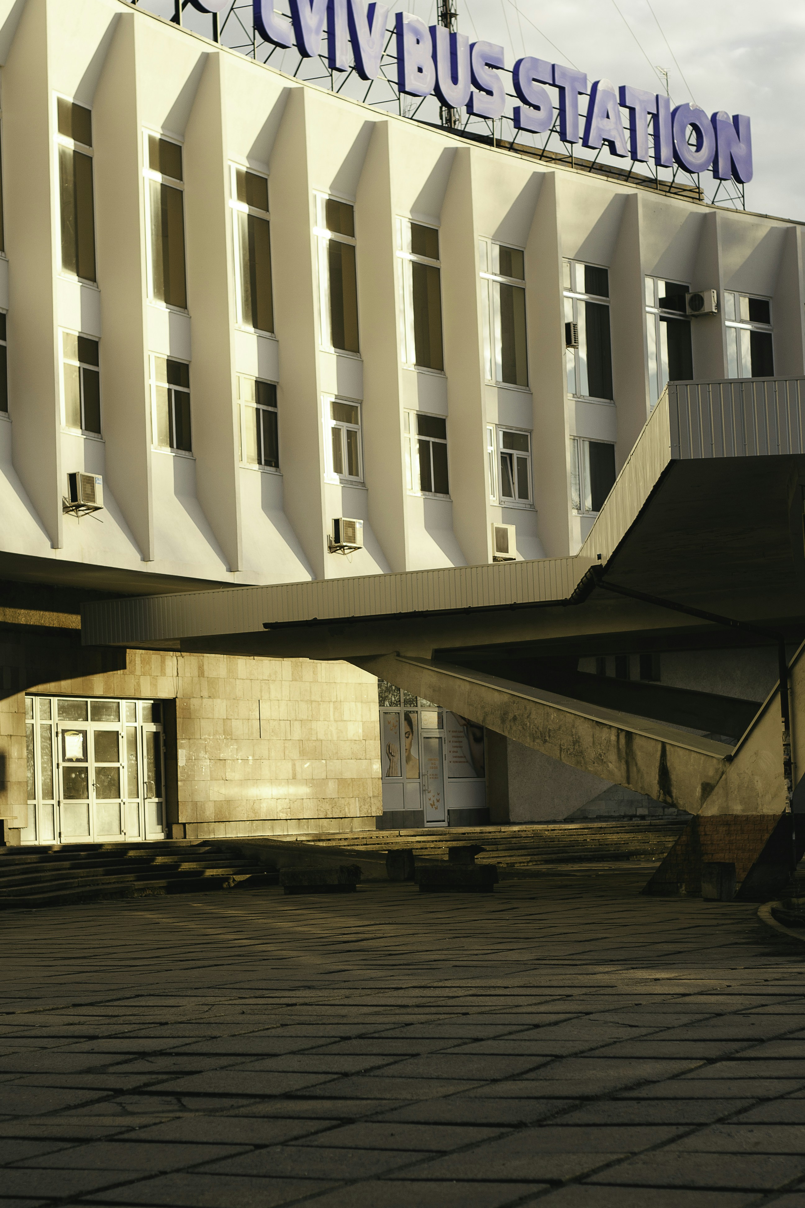 un grande edificio bianco con un'insegna in cima