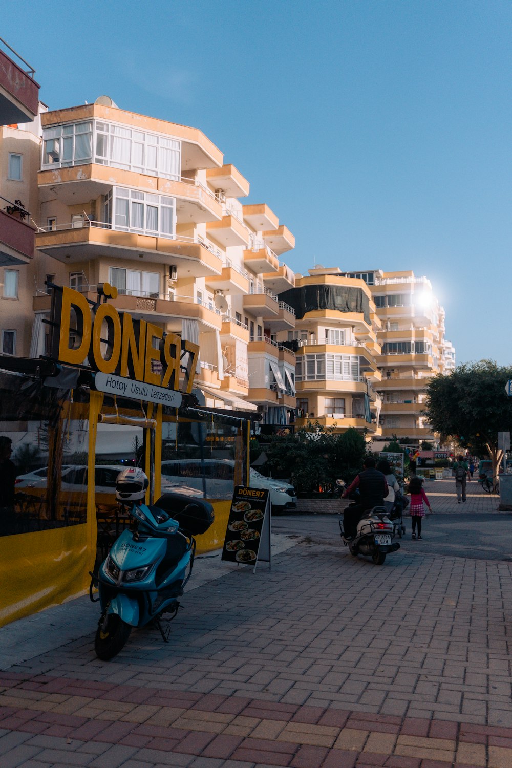 uma scooter está estacionada em frente a um prédio