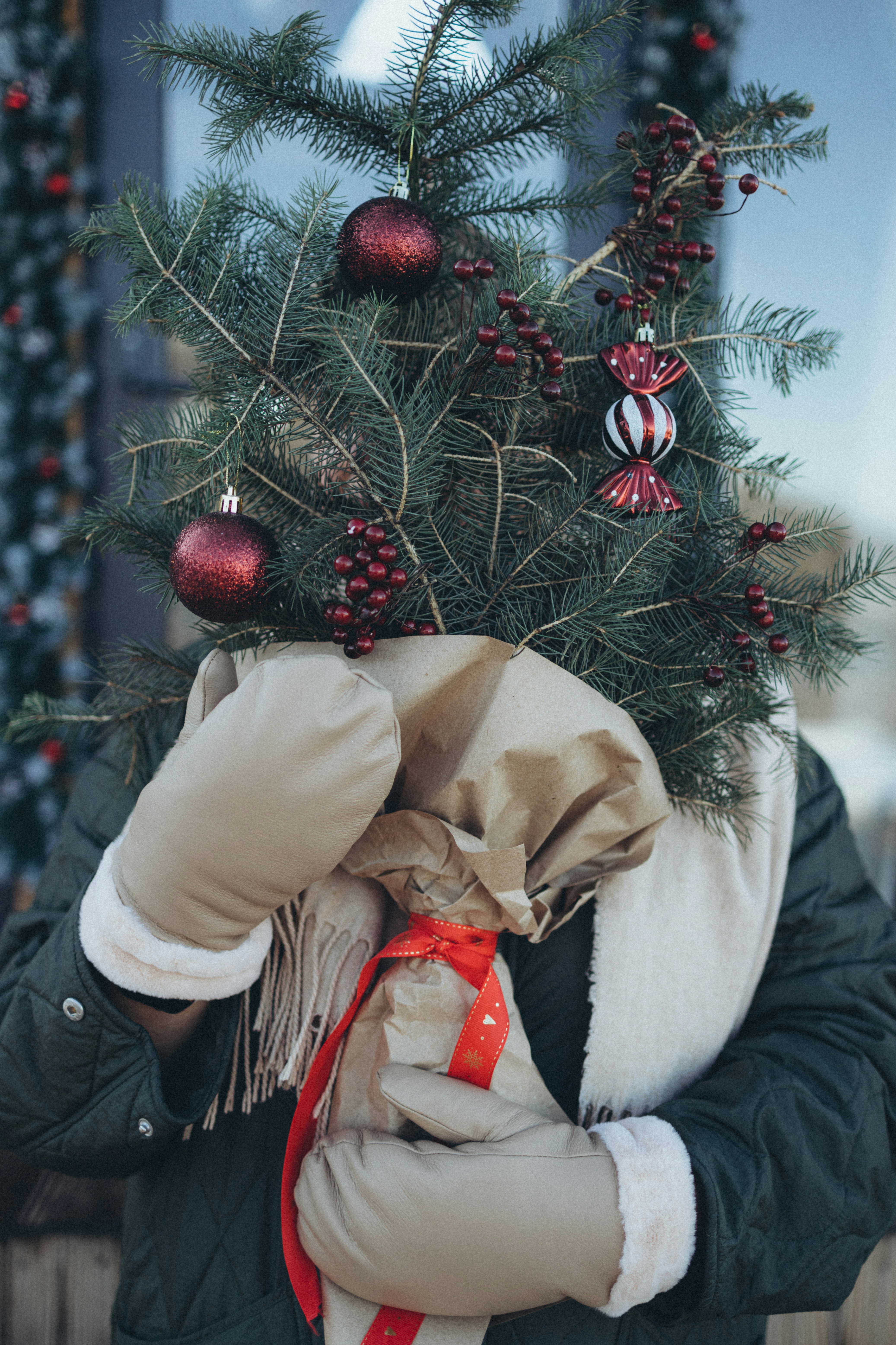 eine Person mit einem Weihnachtsbaum auf dem Kopf