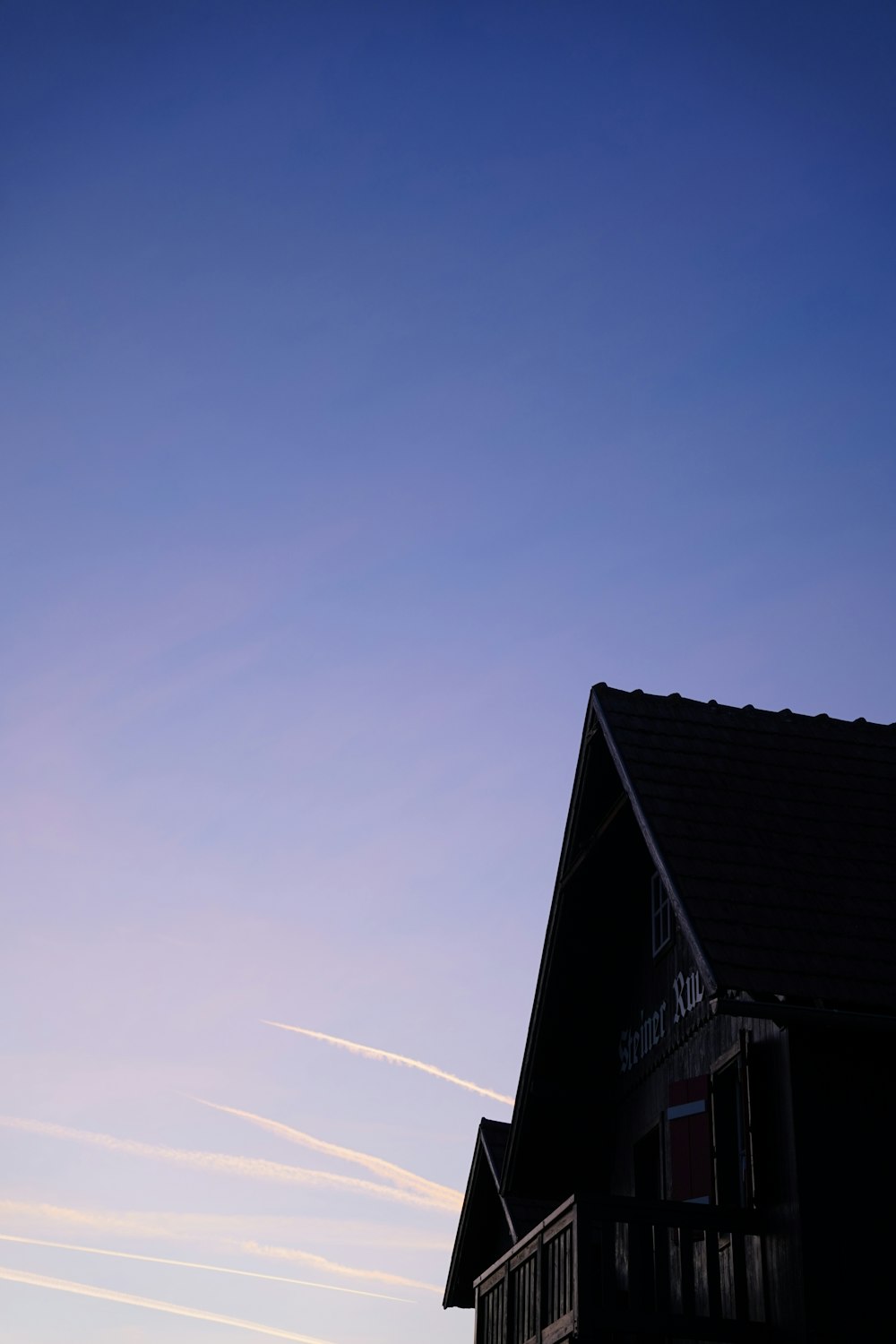 空を背景にした建物