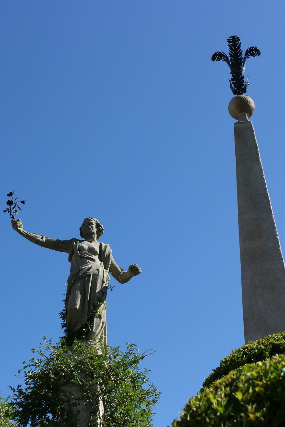 una statua di una donna con un fiore in mano