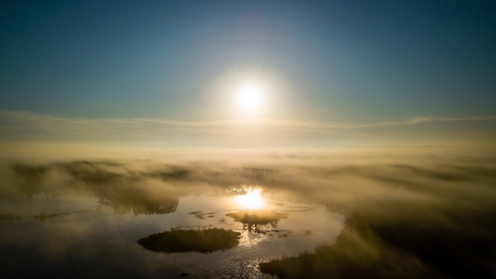 Il sole splende tra le nuvole su uno specchio d'acqua