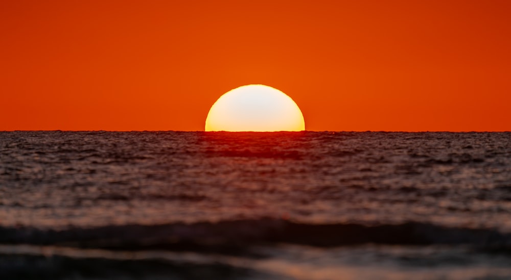 El sol se está poniendo sobre el océano en un día despejado