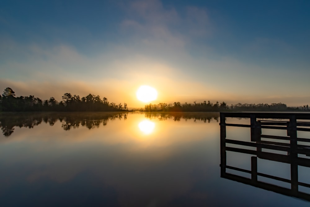 Il sole sta tramontando su un lago calmo