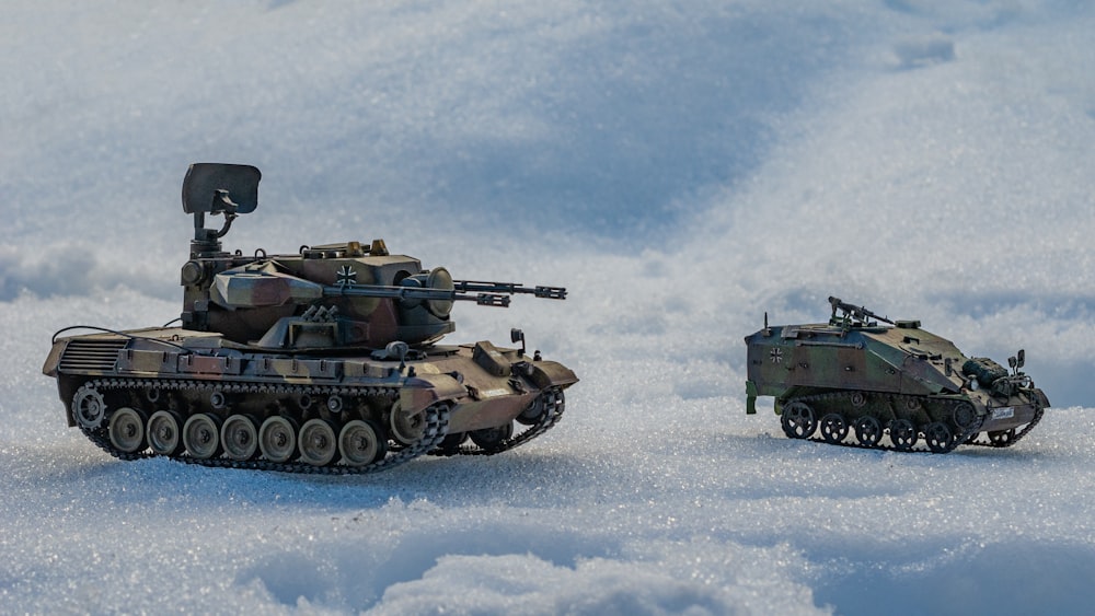 um par de tanques que estão na neve