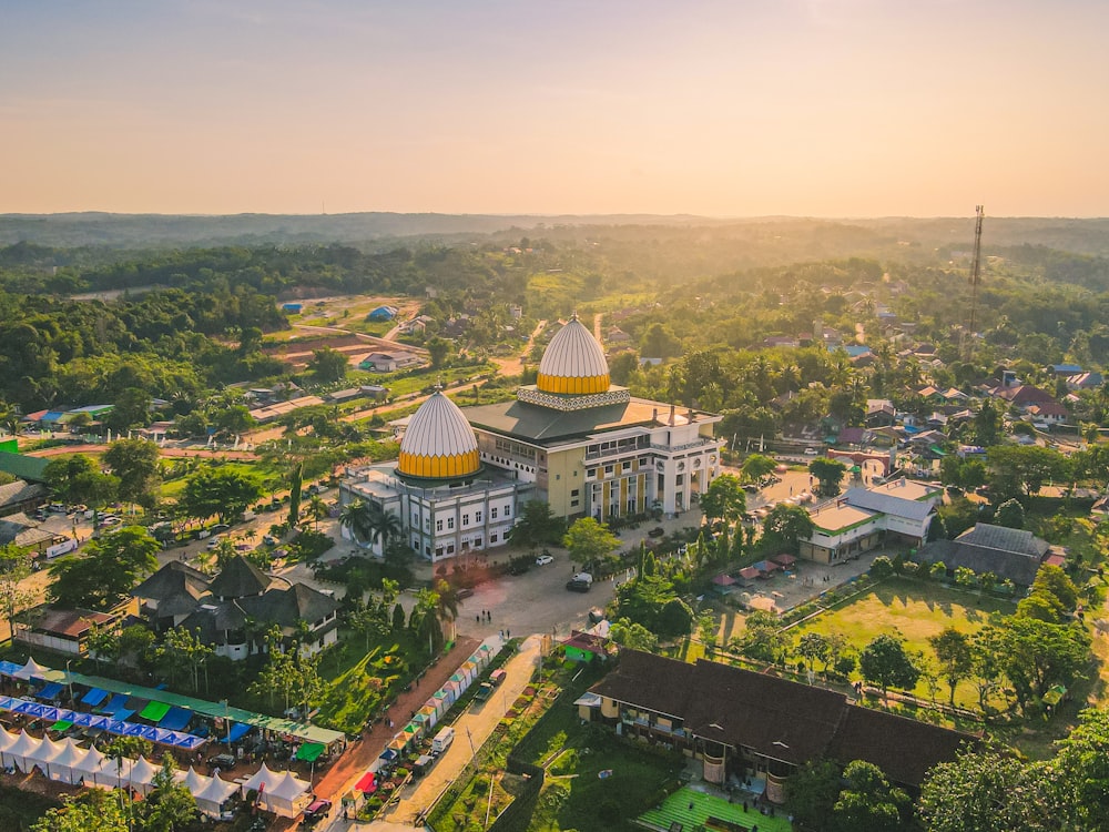 uma vista aérea de um grande edifício branco