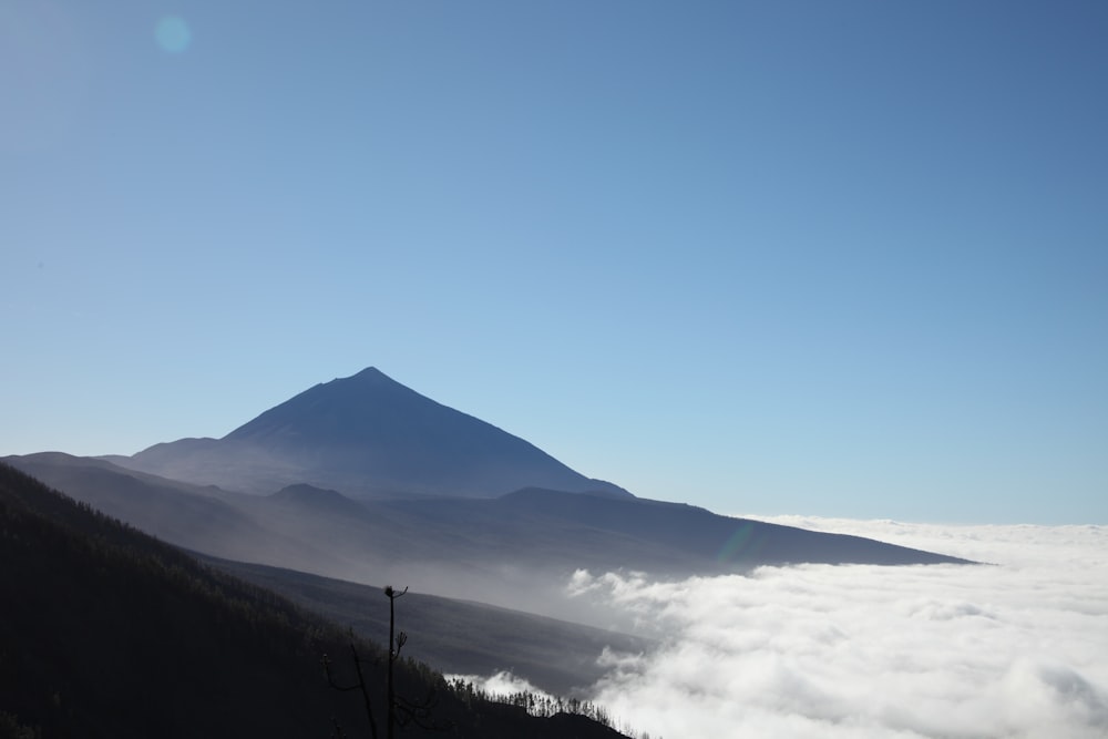 Blick auf den Gipfel eines Berges in den Wolken