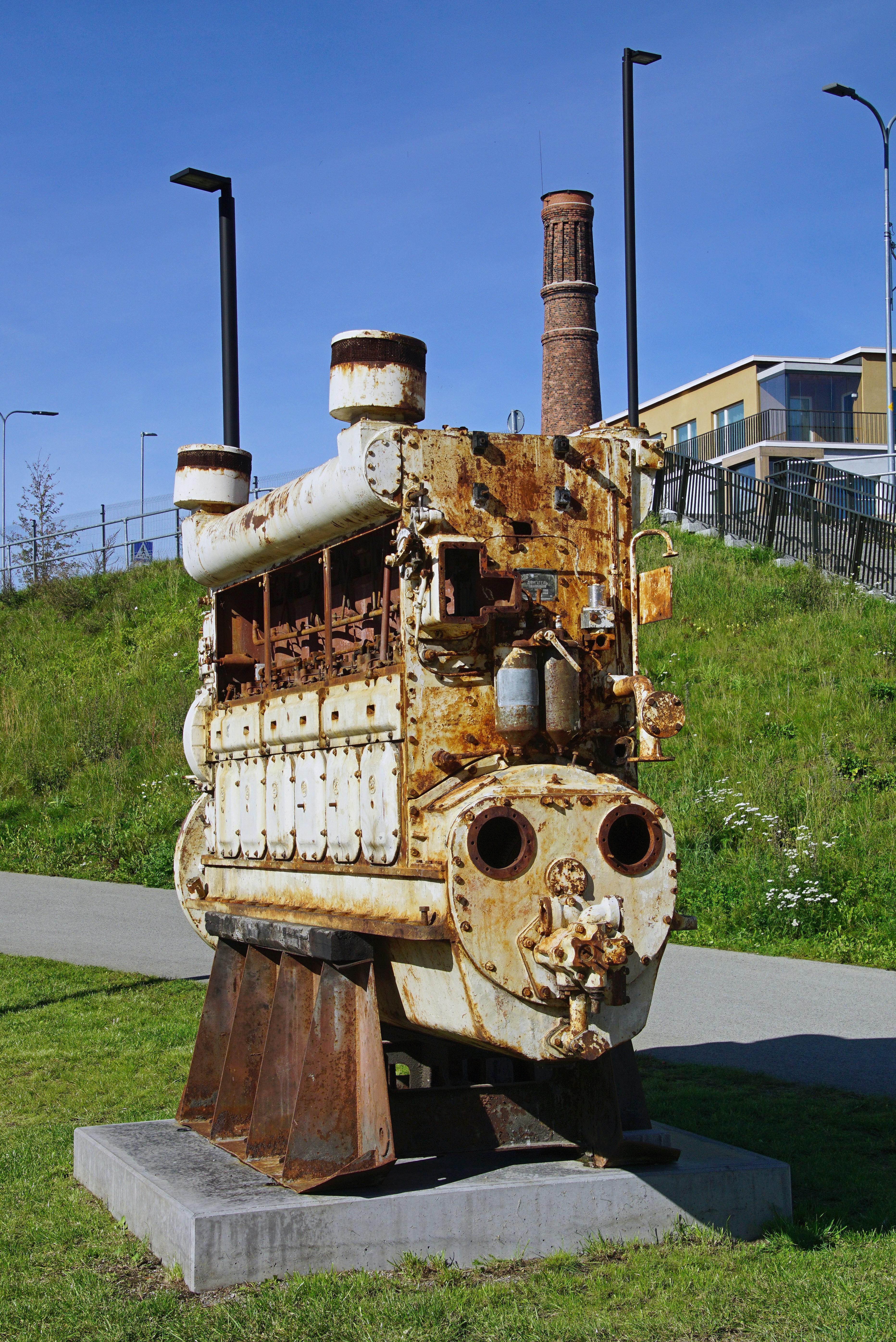 Ein alter, rostiger Zug, der auf einem Zementblock sitzt