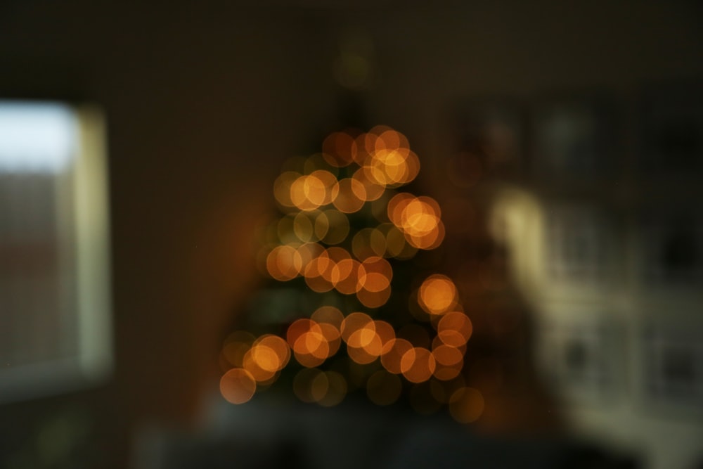 Une photo floue d’un sapin de Noël dans un salon