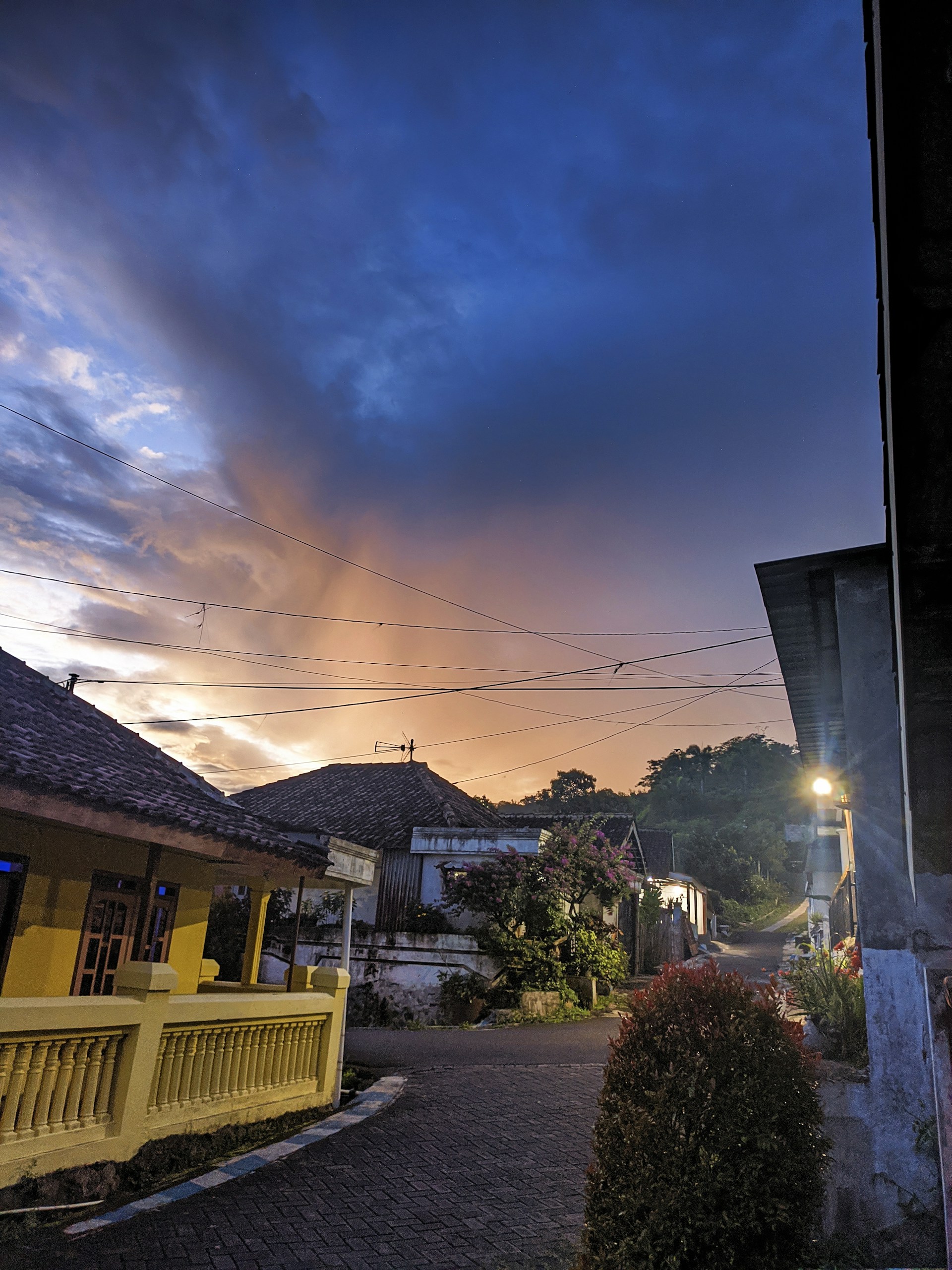 gray computer monitor