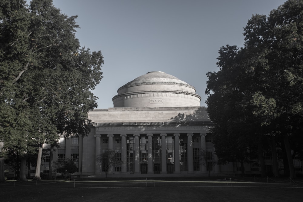 Una foto en blanco y negro de un edificio con una cúpula