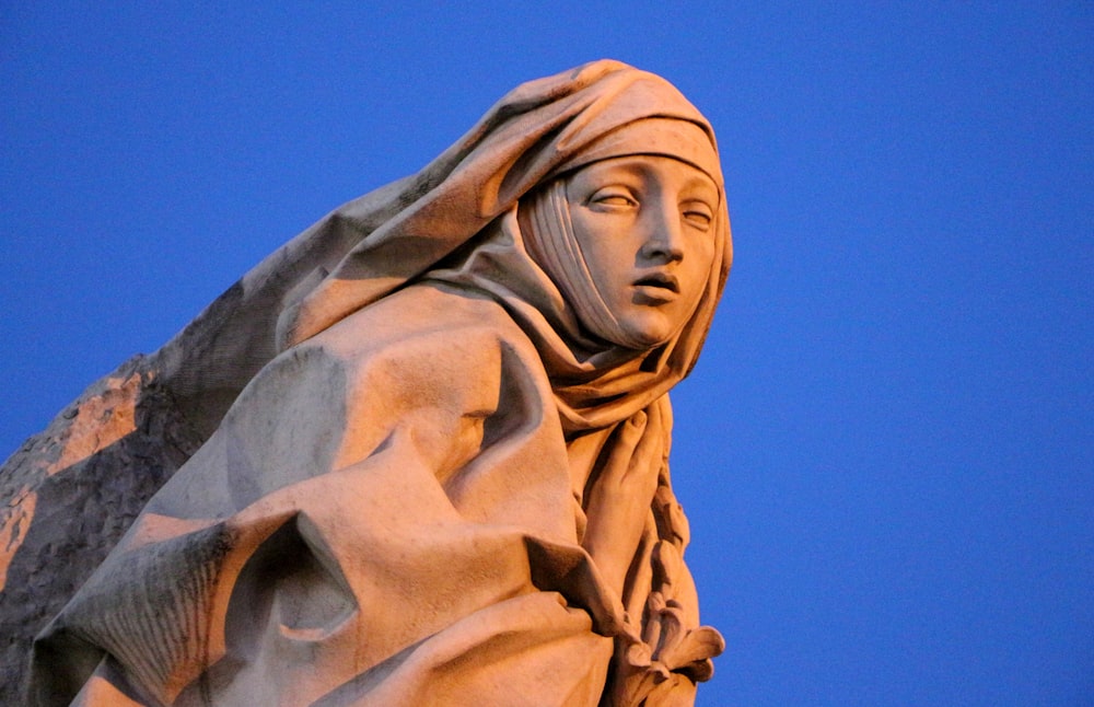 una estatua de una mujer con un velo en la cabeza