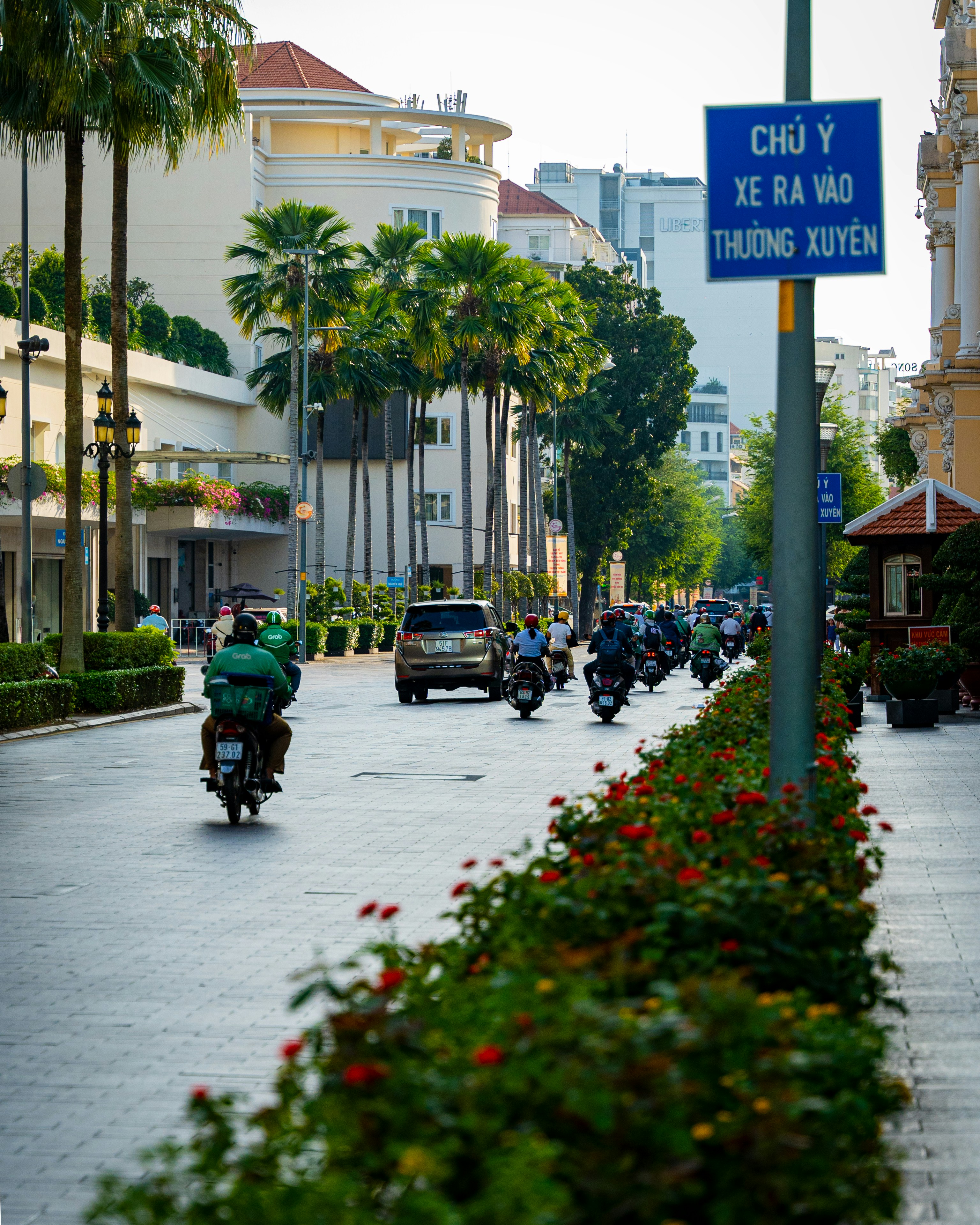 un groupe de personnes conduisant des motos dans une rue