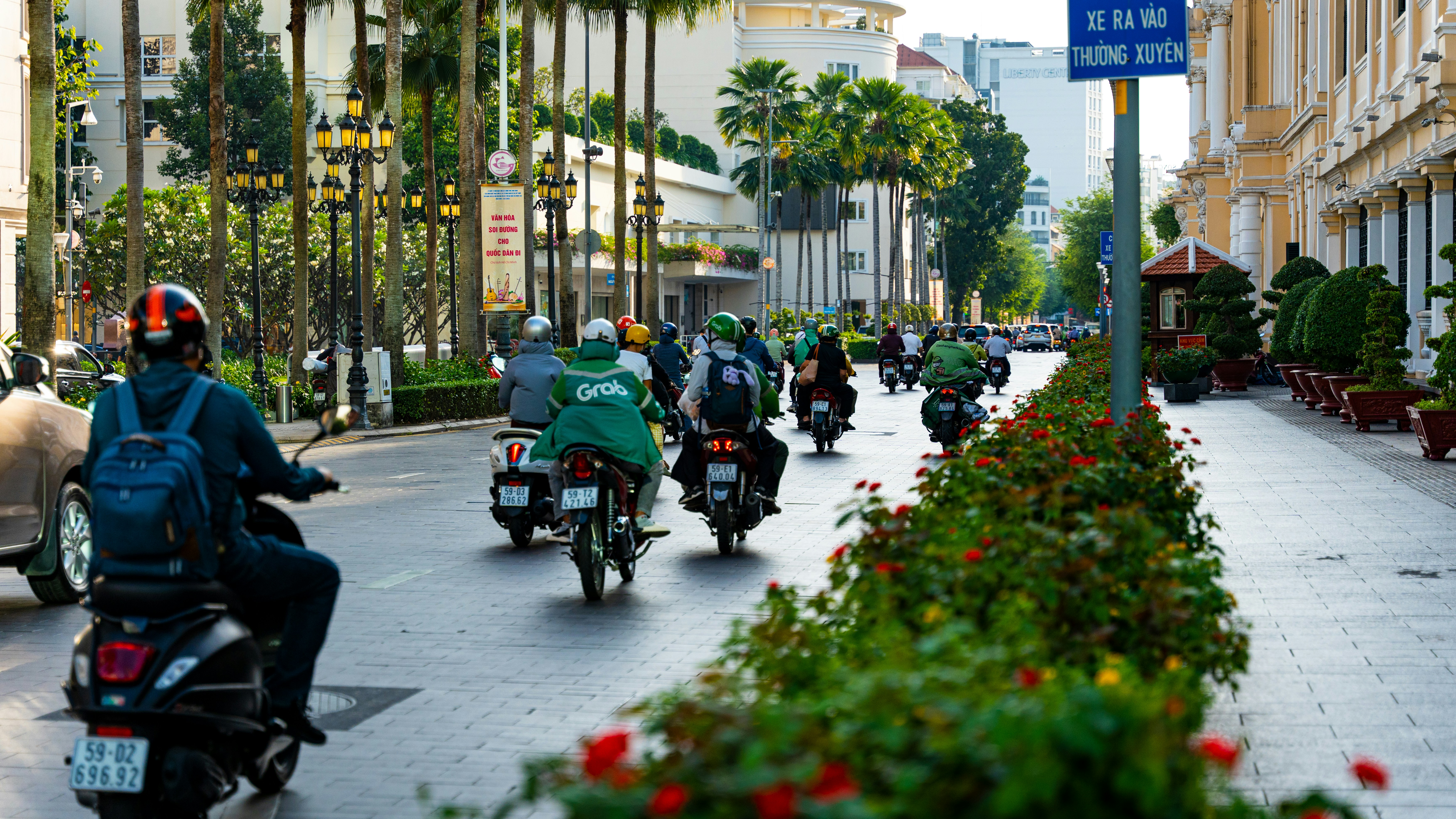 ベトナムの風景: 2. ハノイ市当局がこの決定を下した背景には、都市の大気汚染と交通渋滞の問題があります。ハノイ市内で