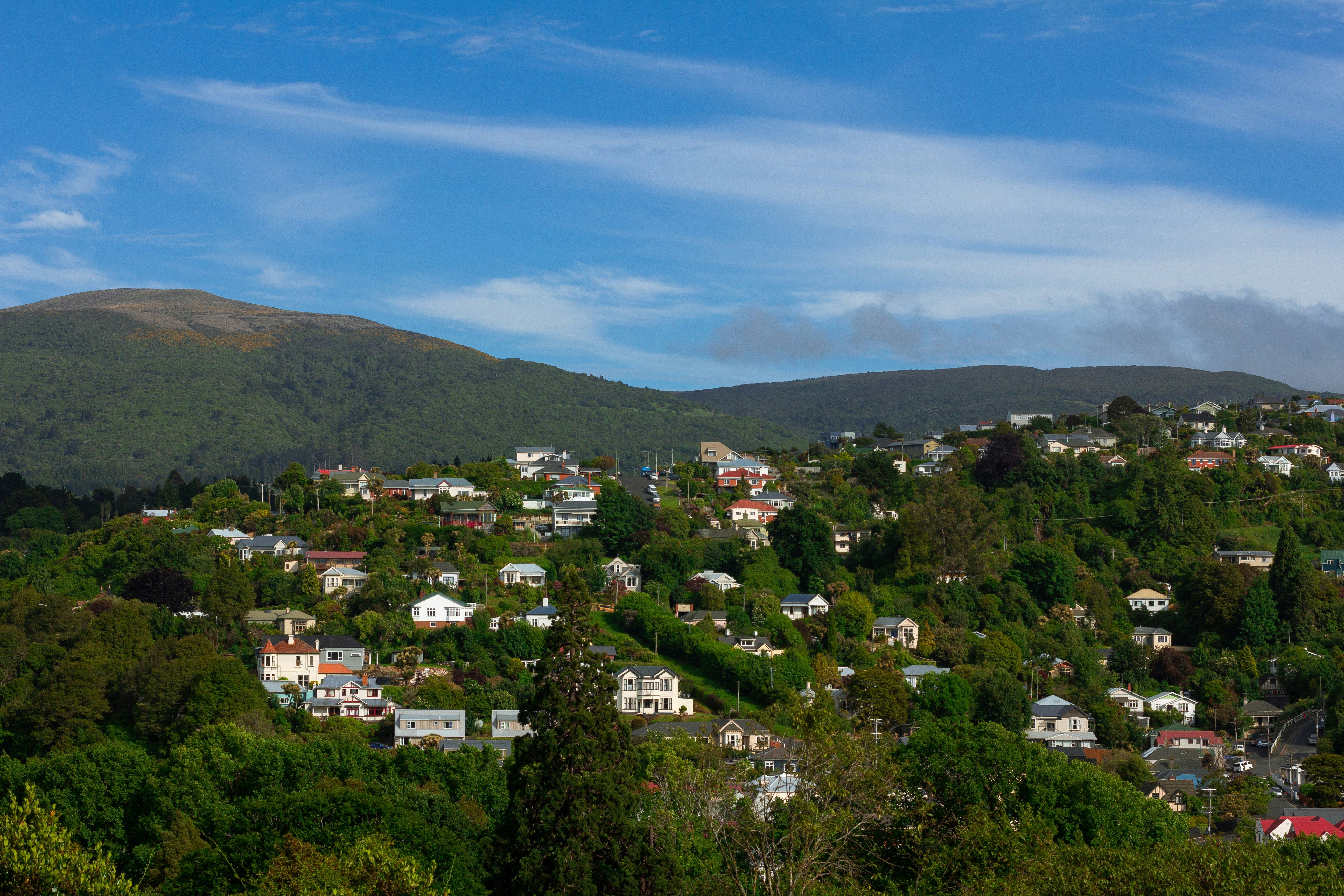 Una veduta di una piccola città tra le montagne