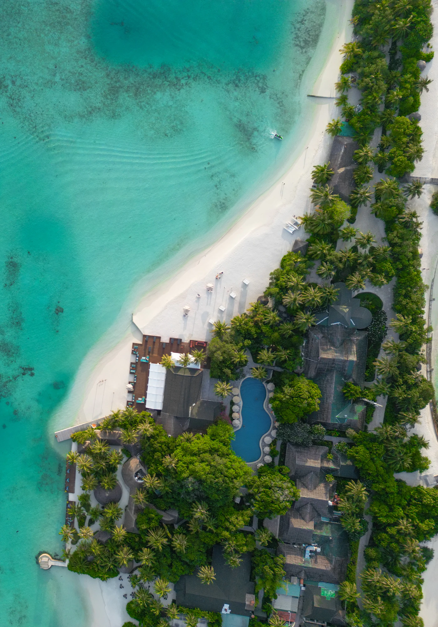 Heller Strand und Resortanlage an einer türkisfarbenen Lagune der Malediven