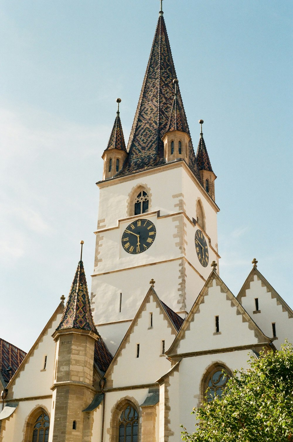 ein großes weißes Gebäude mit einer Uhr an der Seite