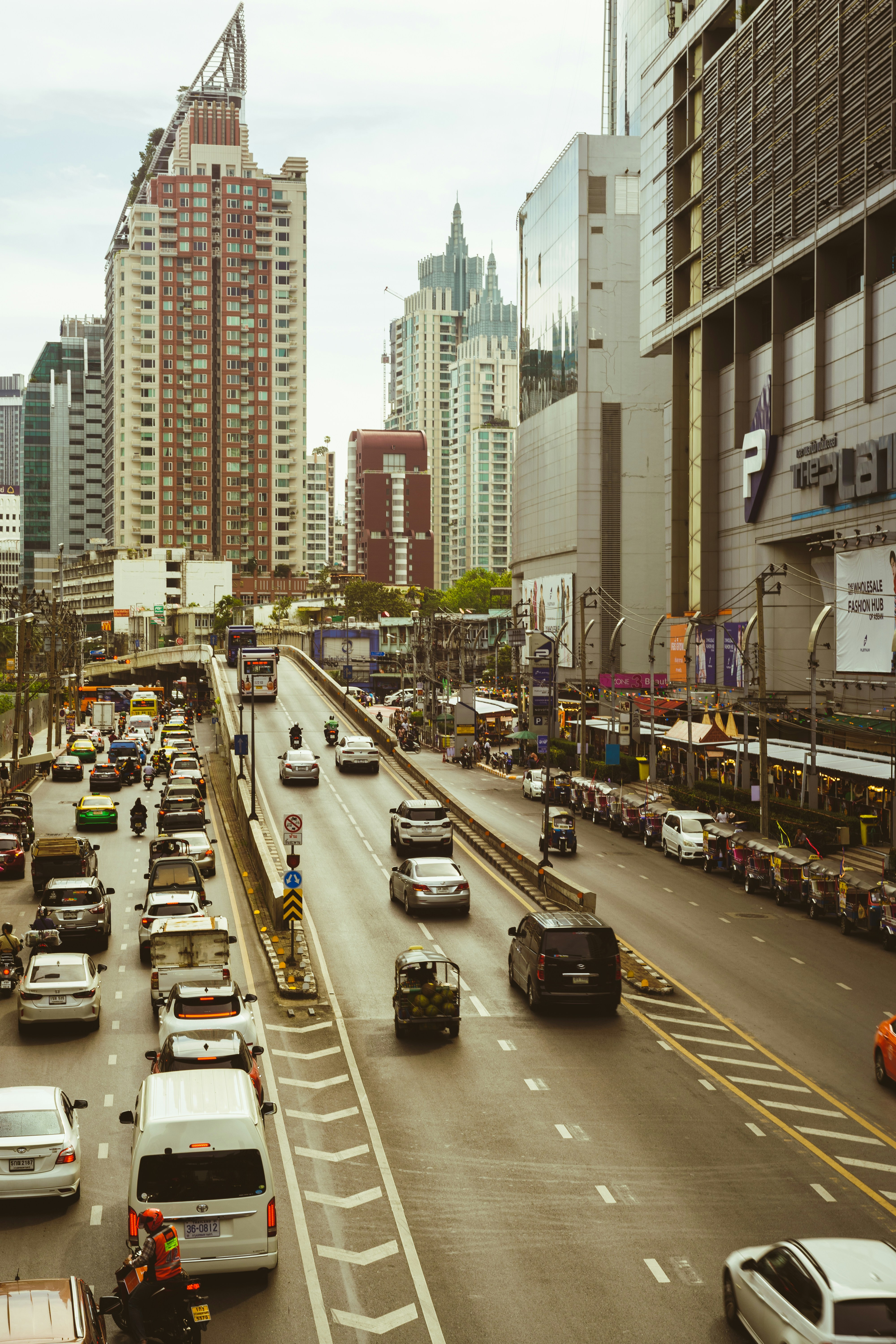 Foto zum Thema Eine belebte Stadtstraße mit viel Verkehr Kostenloses