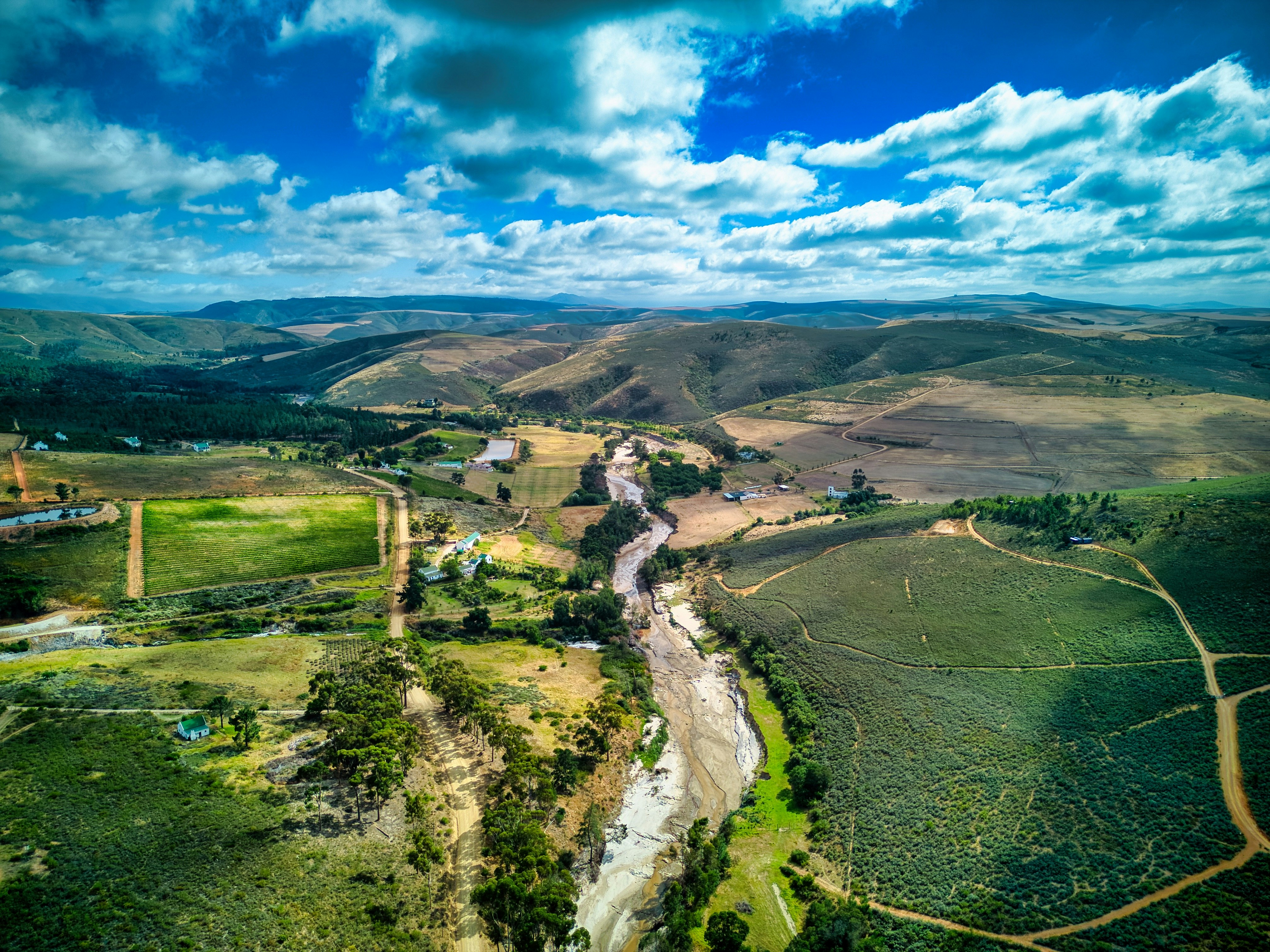 녹음이 우거진 계곡을 가로질러 흐르는 강의 조감도