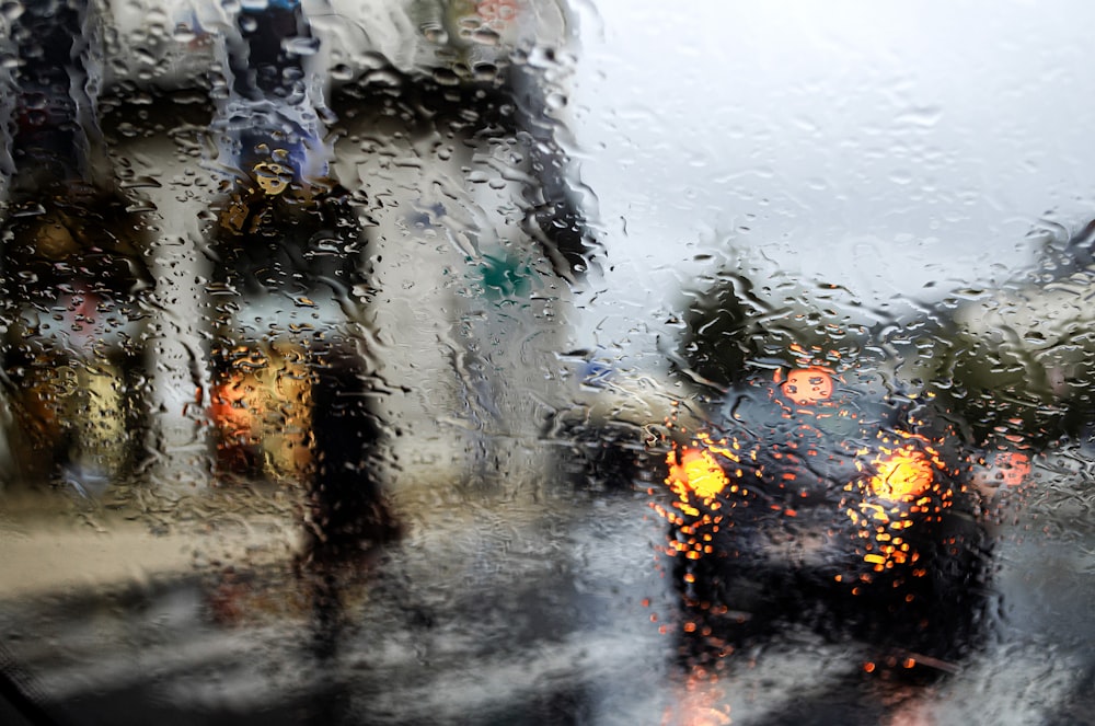 Ein Mann fährt mit einem Motorrad eine regennasse Straße hinunter