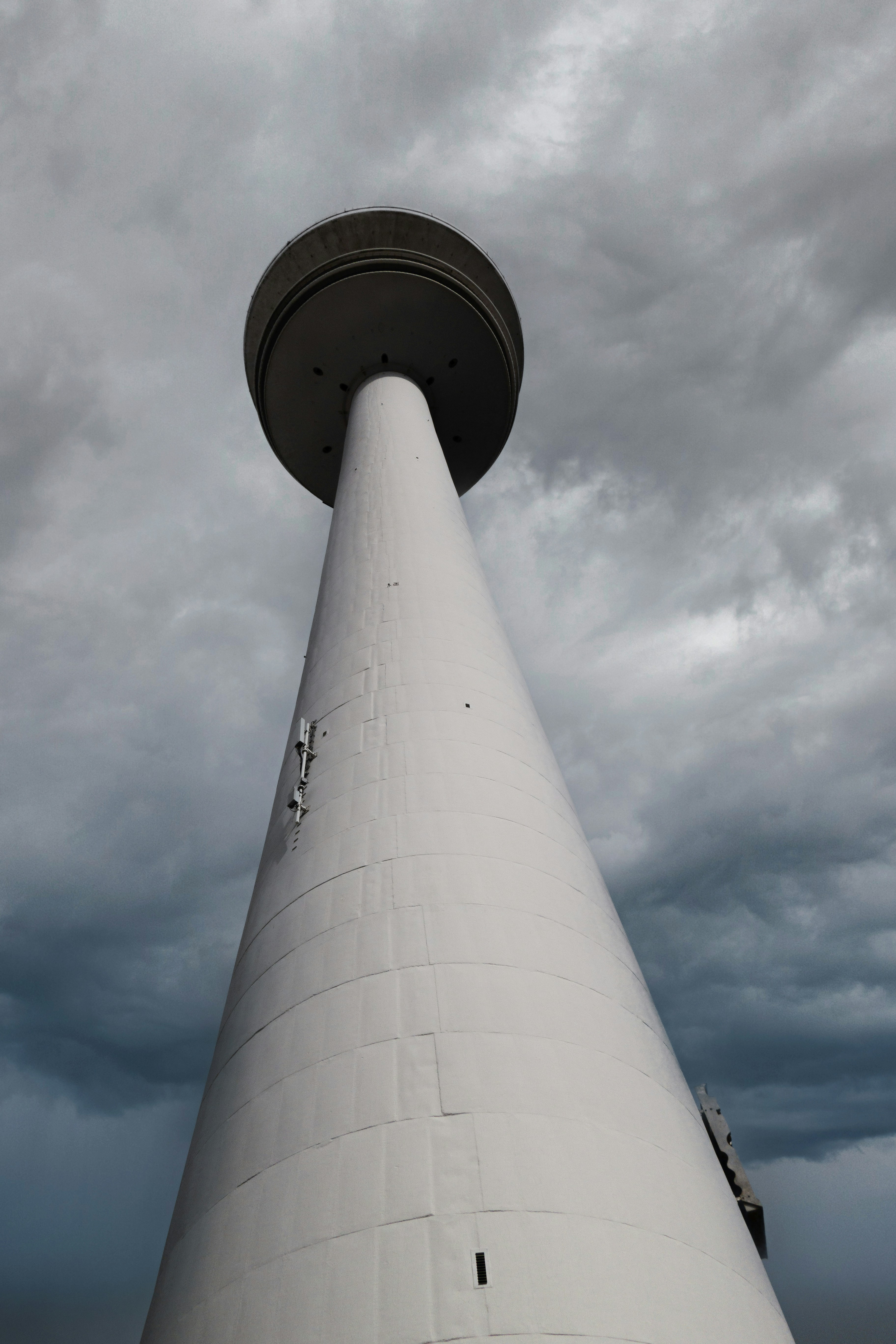 menara putih tinggi di bawah langit mendung
