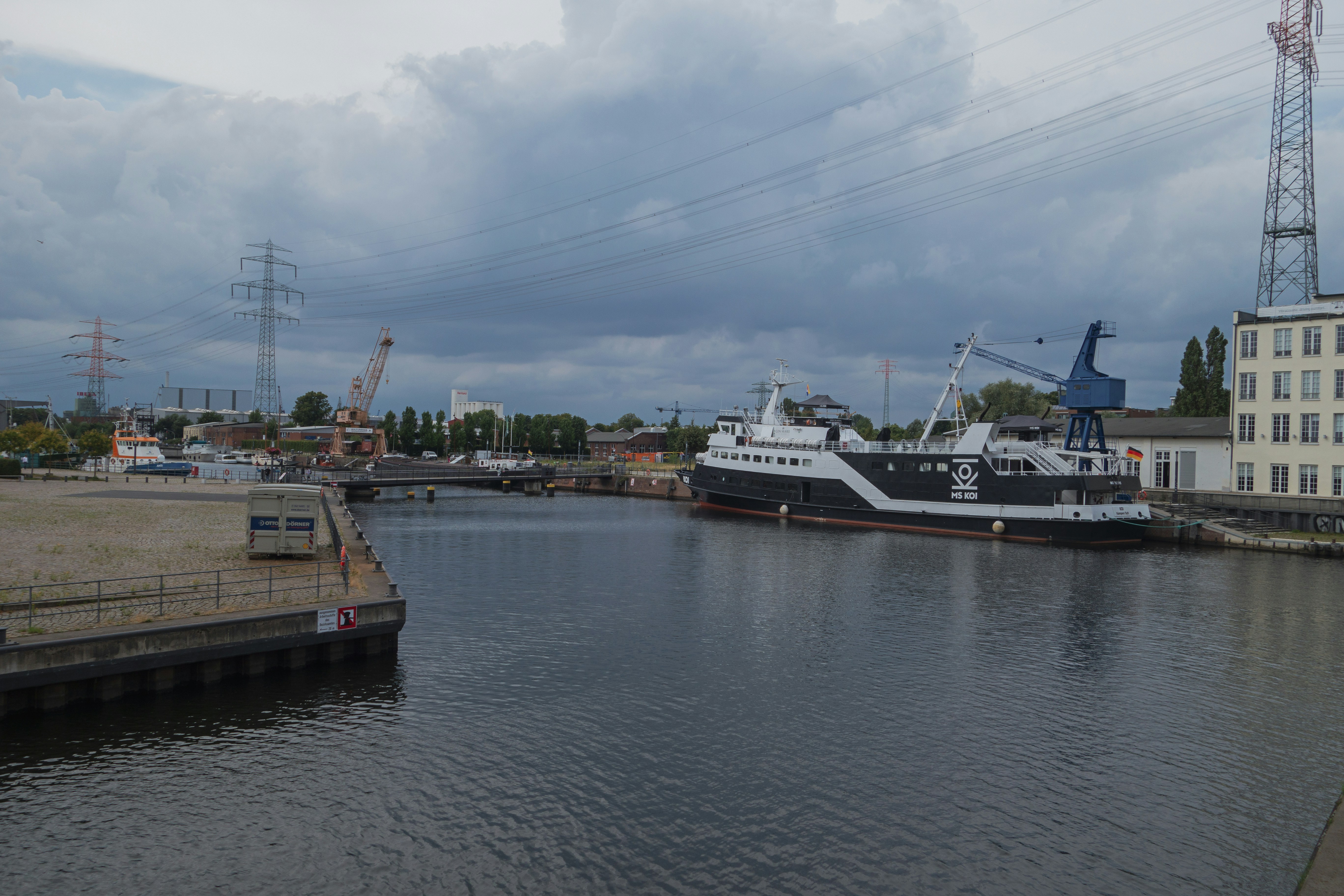 Un barco grande está atracado en un muelle
