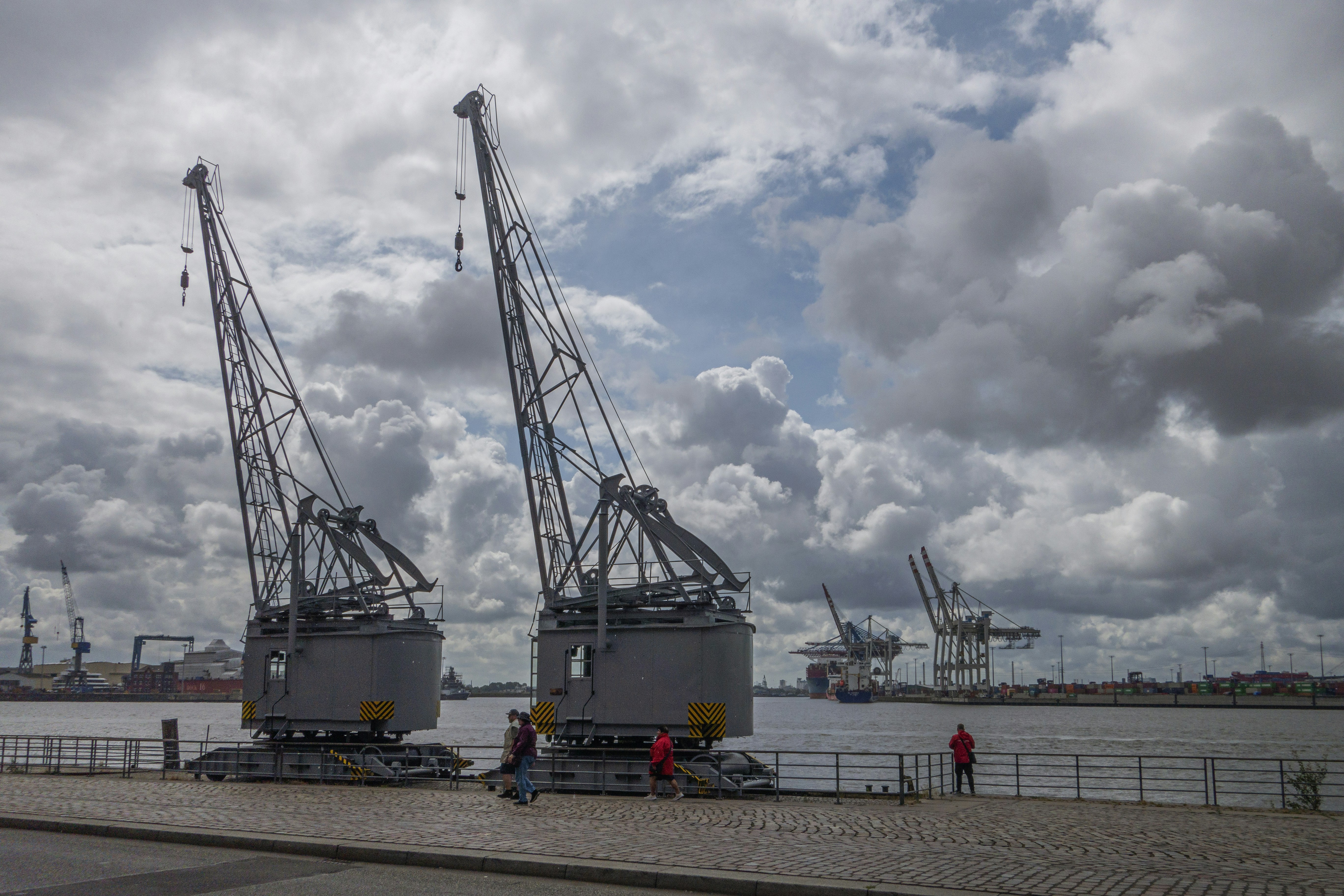 Un par de grúas sentadas en lo alto de un muelle