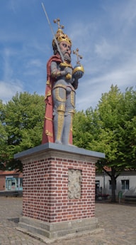 A symbolic statue of Saint Georges standing tall with a sword and shield.