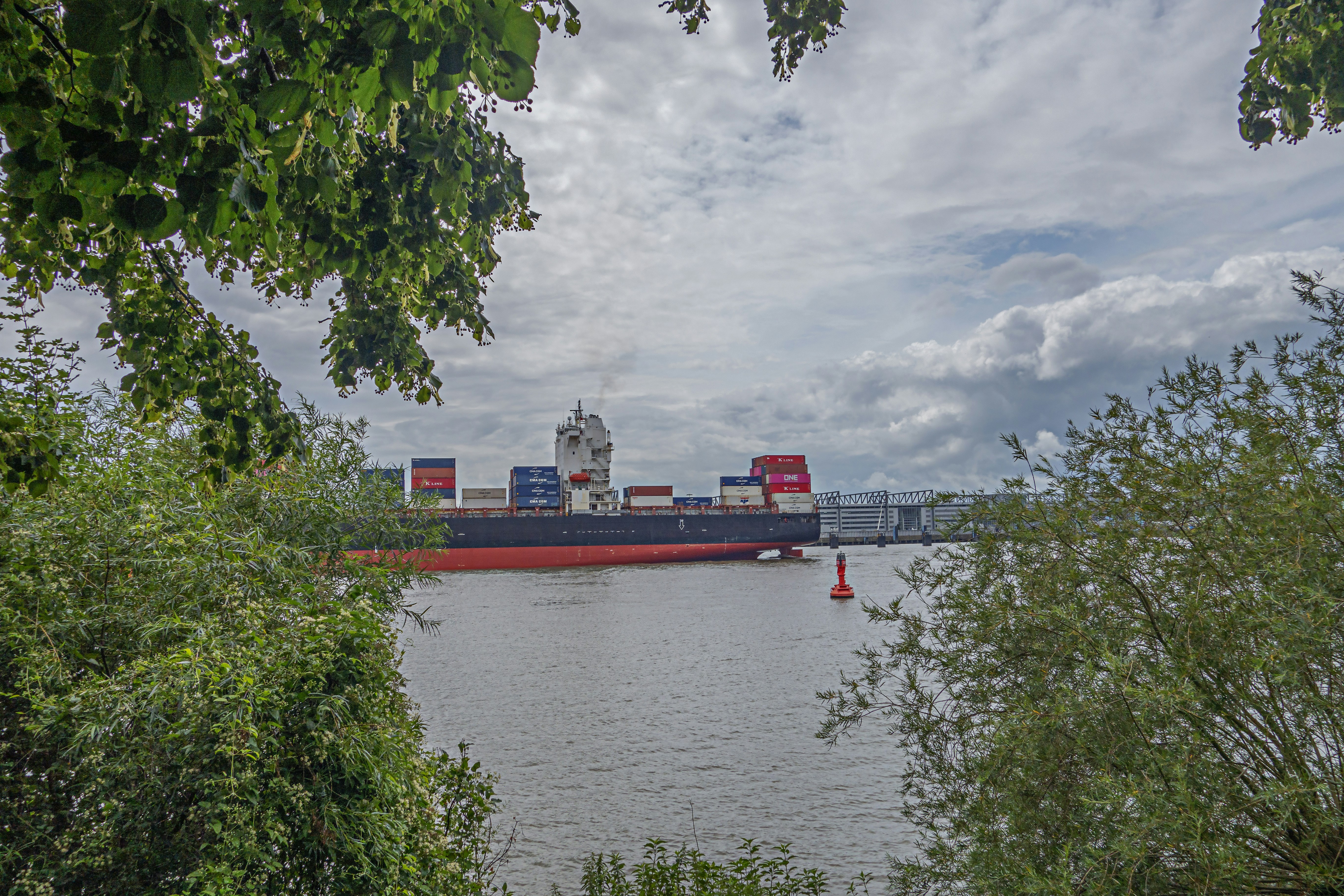 un grand cargo dans un plan d’eau