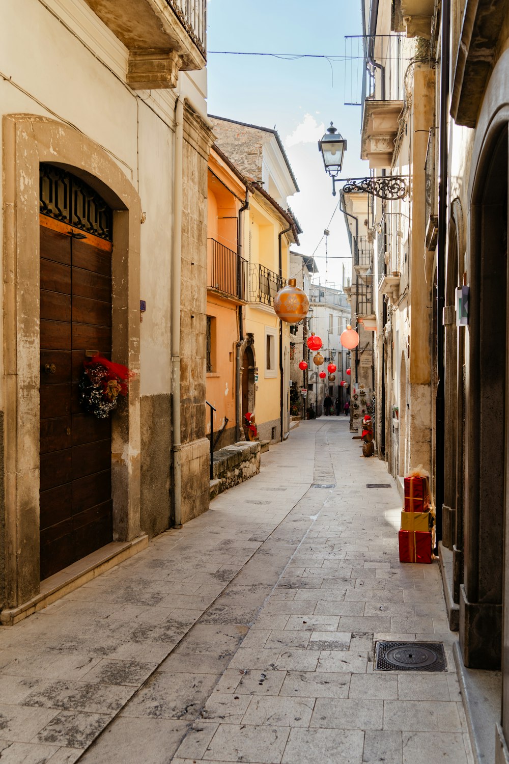 una calle estrecha de la ciudad bordeada de edificios altos