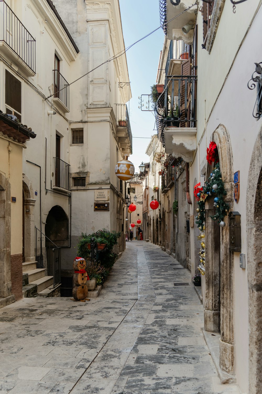 a narrow city street with a few buildings