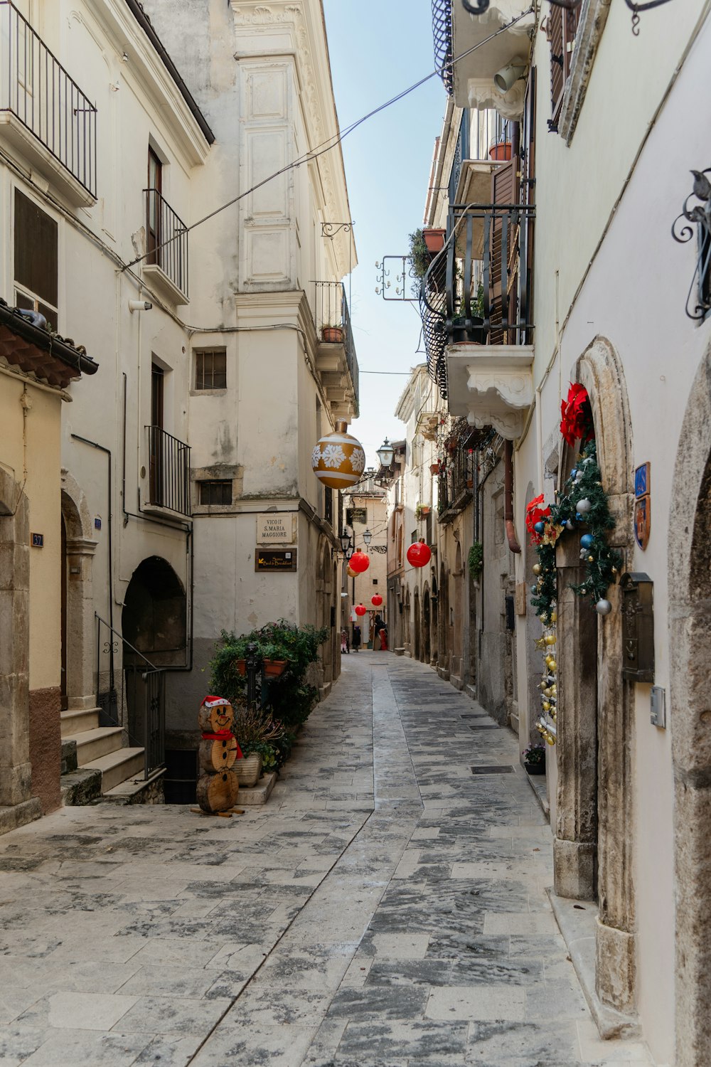 una calle estrecha de la ciudad con unos pocos edificios