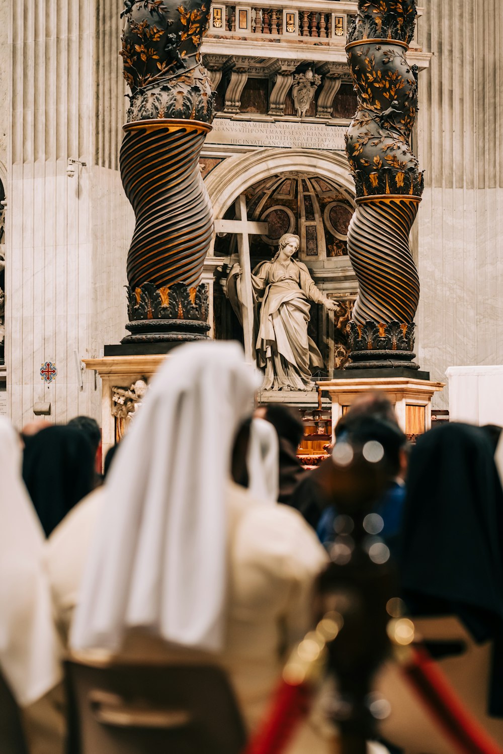 un groupe de personnes debout devant une statue