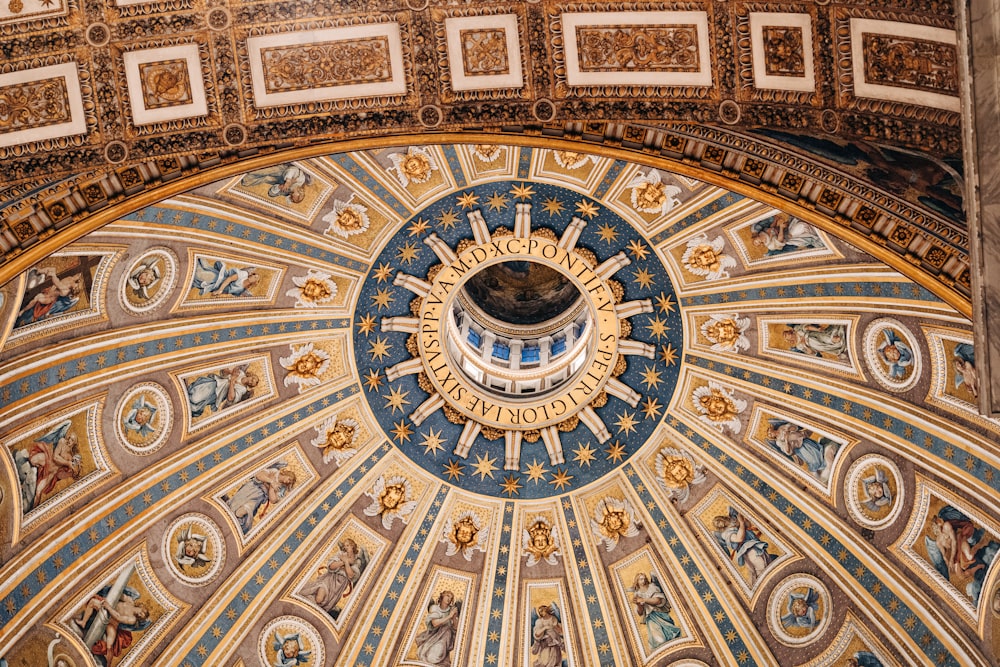 le plafond du dôme d’un bâtiment avec des peintures dessus