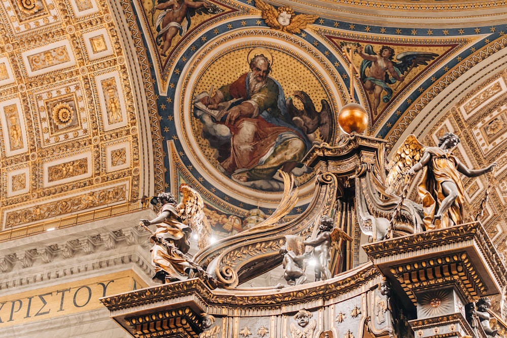 le plafond d’un bâtiment avec une peinture dessus