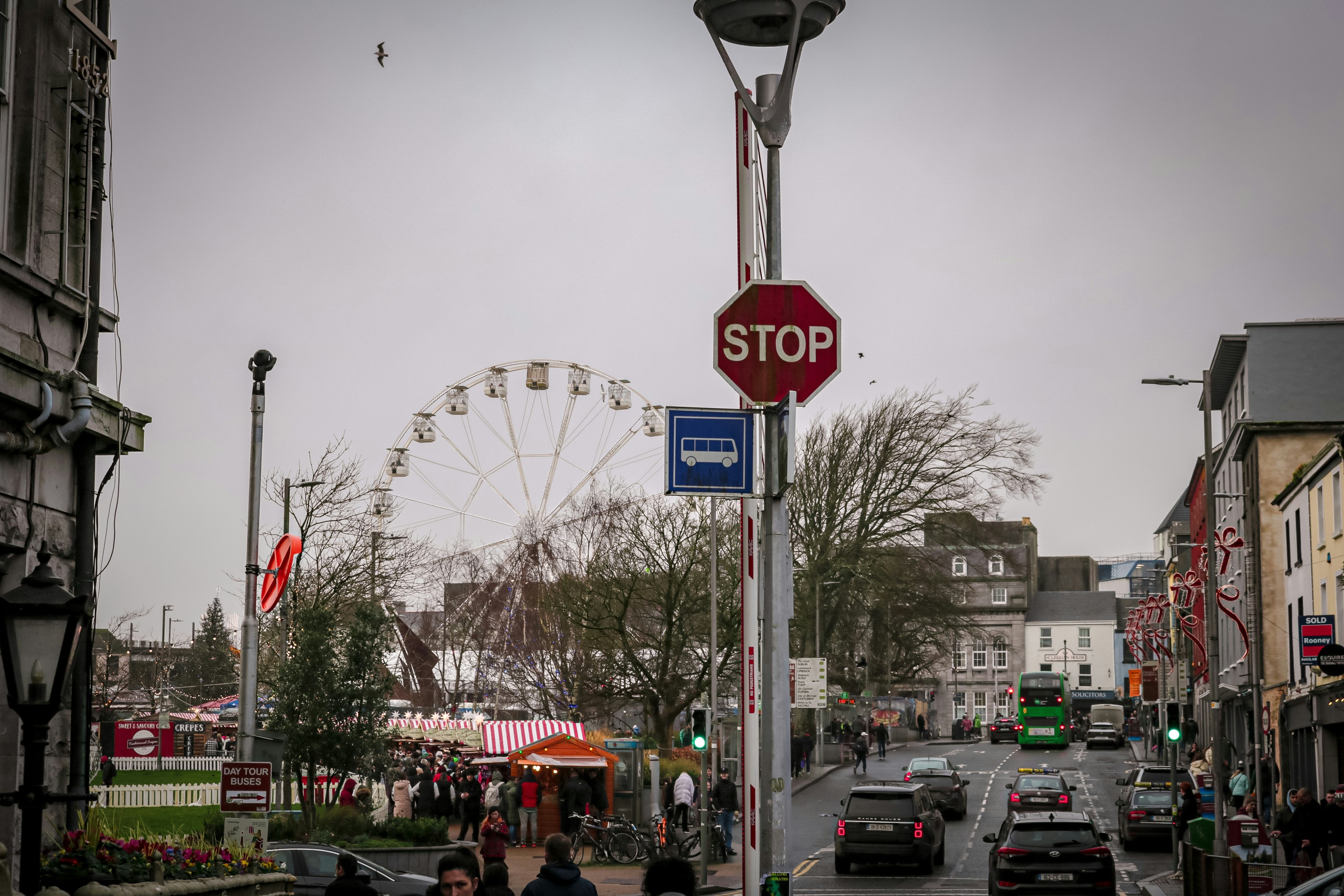 una señal roja de alto al costado de una carretera