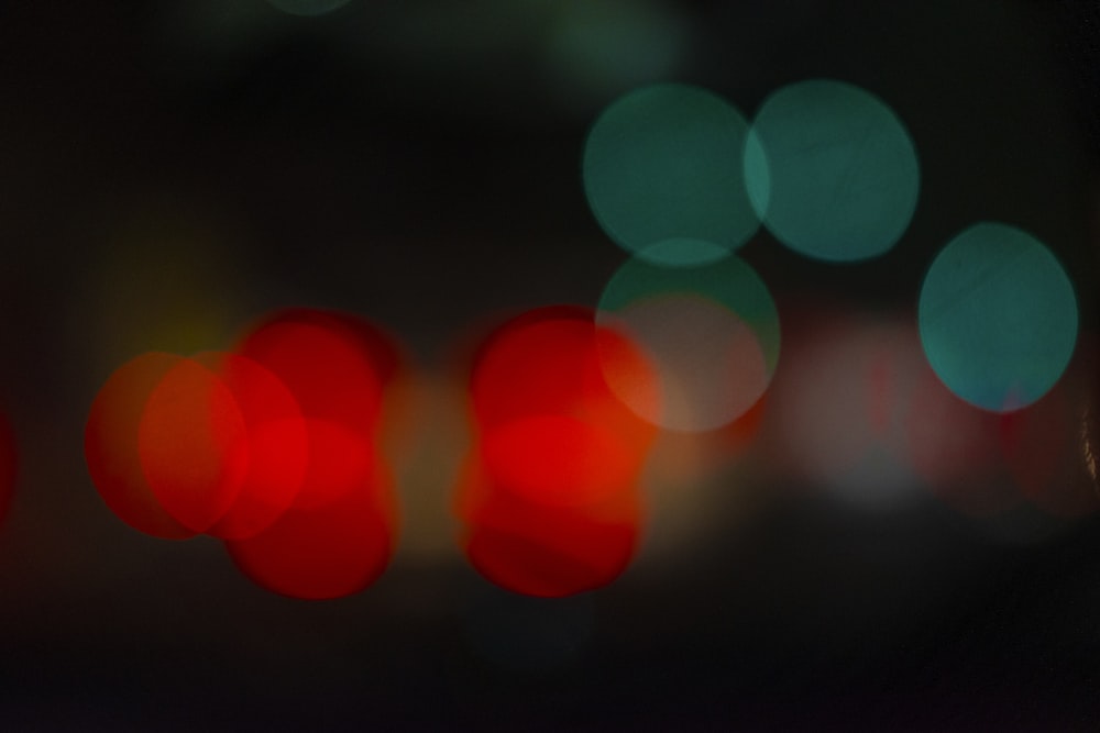 a blurry image of a red and green traffic light
