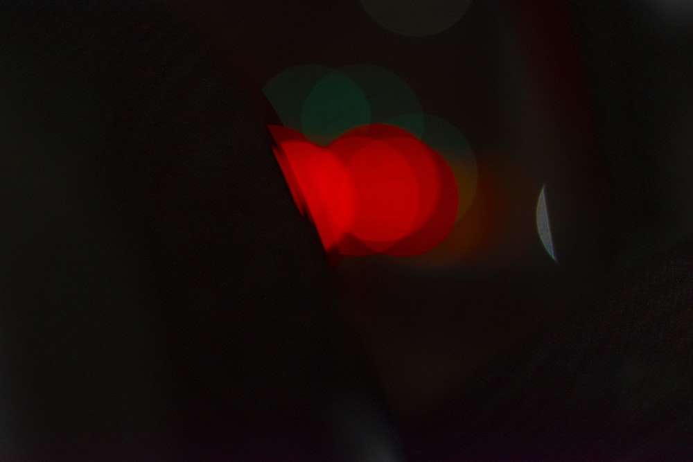 a blurry image of a red traffic light