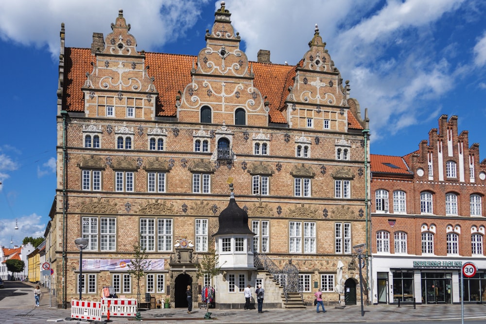 a large building with a lot of windows on it