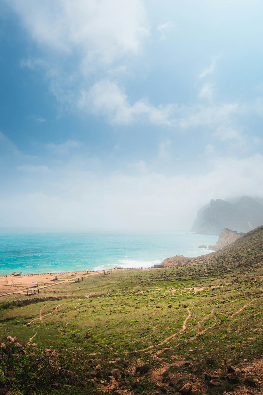 Una vista dell'oceano da una collina